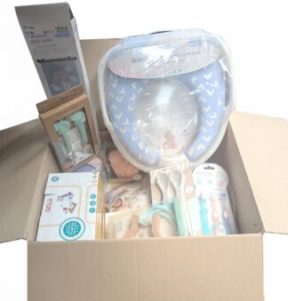 Babybox / mysterybox met 13 saro babyartikelen - o.a. nachtlampje / bijtspeelgoed / speelgoed / bestekset baby en kind / slaapzak